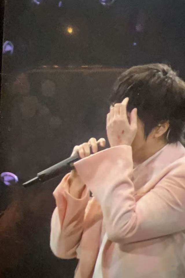 出事了！阿信合體F3上海最終場 摔下舞台濺血畫面曝光